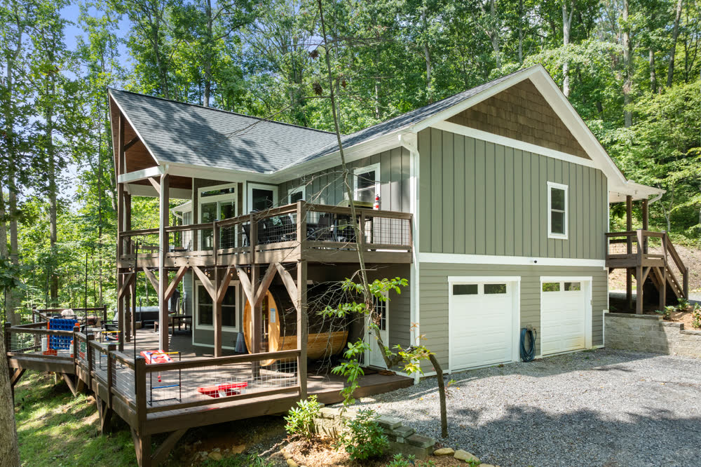 Treetop Escape mountain chalet with wraparound decks, Asheville NC